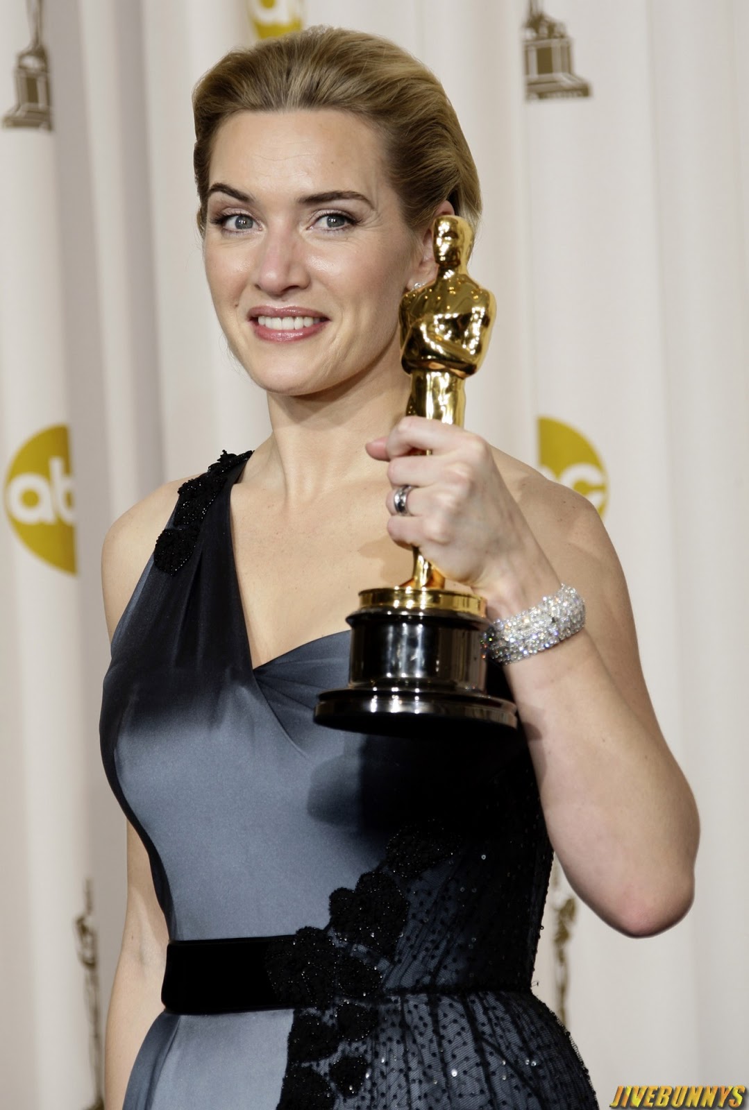 лучшая женская роль. рене зеллвегер 2022. рене зеллвегер оскар. рене зеллвегер на премии оскар 2022. второй оскар за женскую роль.