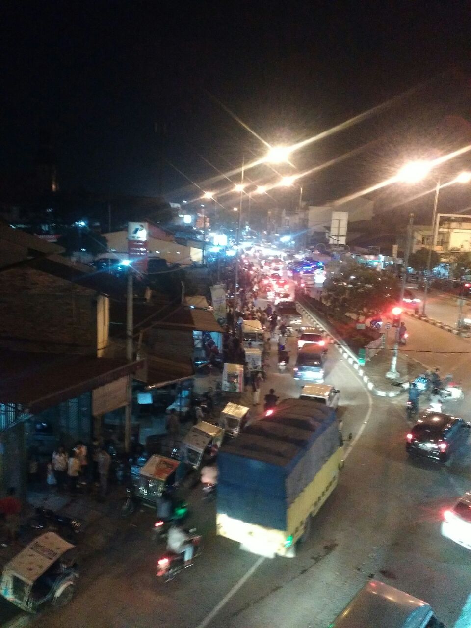 Suasana bentrok driver ojek dan supir angkot Suasana bentrok driver ojek dan supir angkot