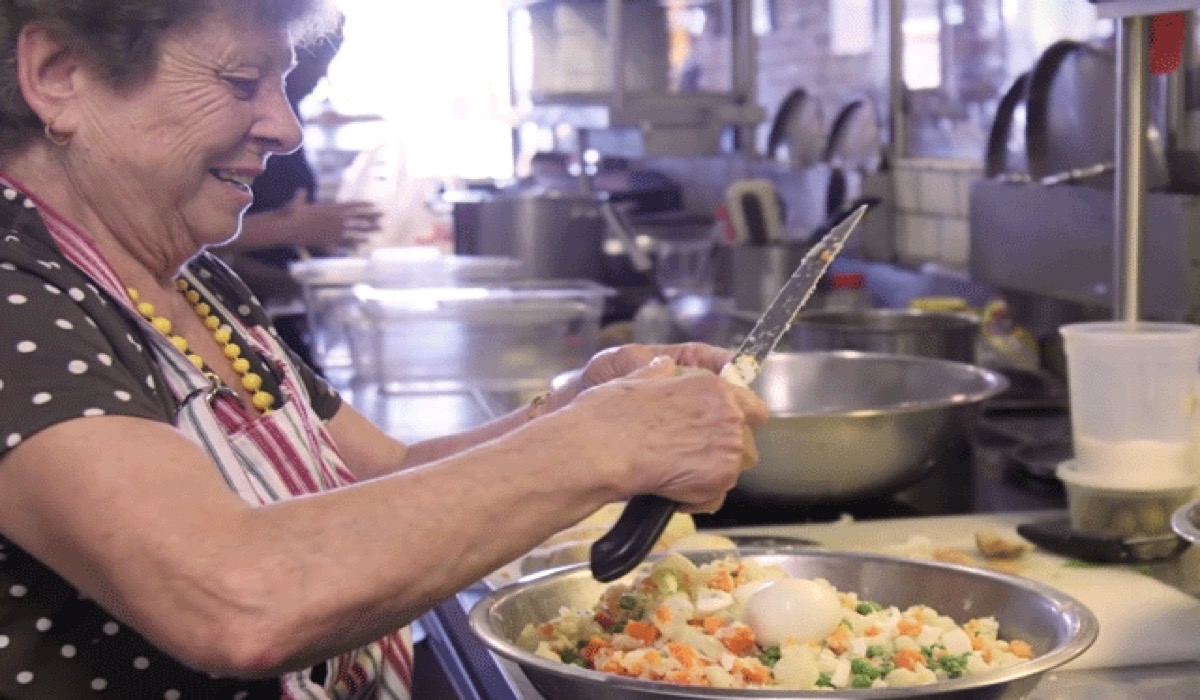 Se Aburrieron De Los Chef Y Decidieron Contratar Abuelas Hoy Tienen La Mejor Comida Casera