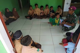 Marinir Mengajar Anak-anak TKI di Sekolah Tapal Batas Sebatik