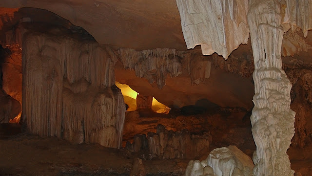 Grotte dans la baie d'Along
