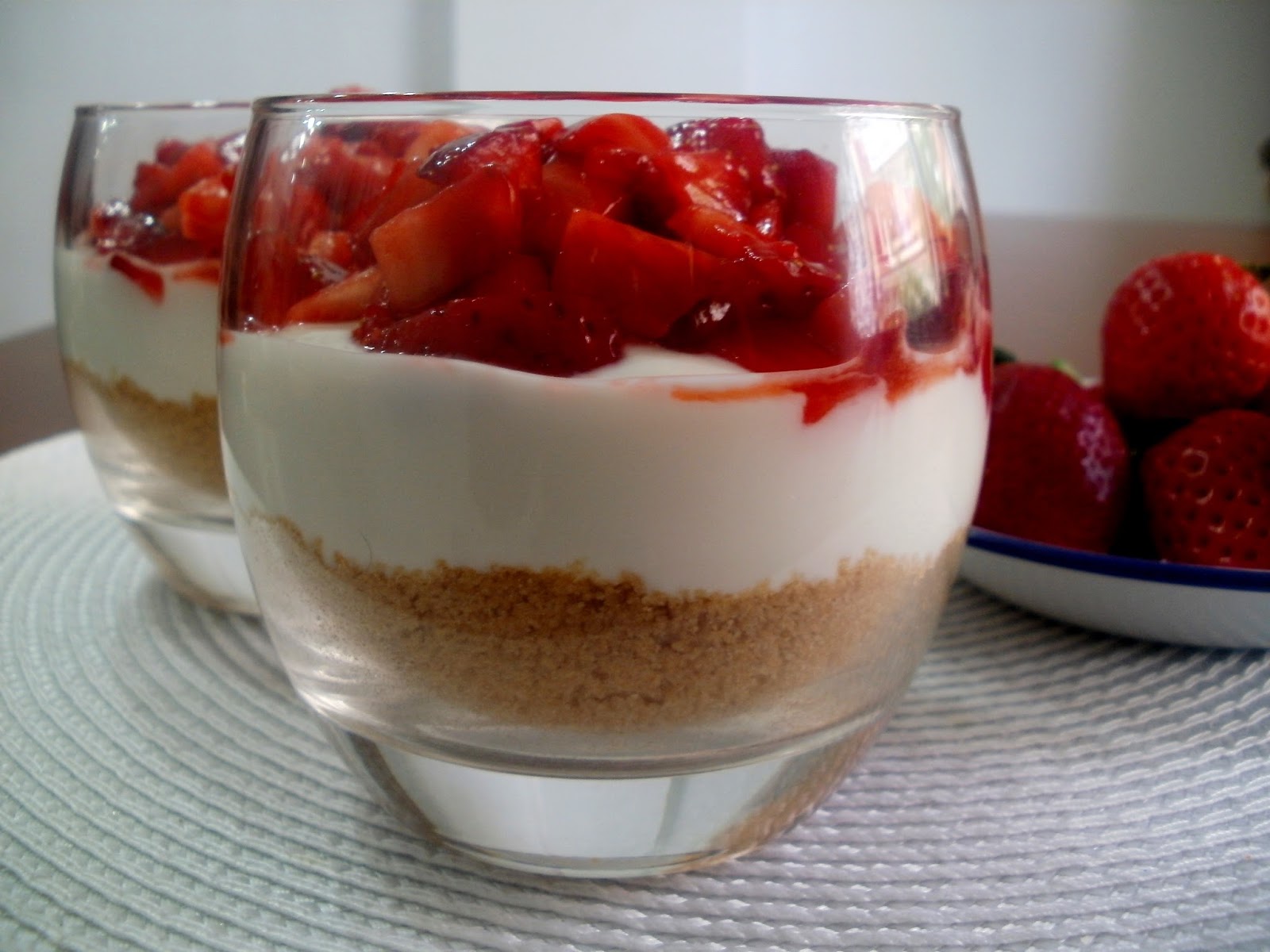 Trifle de fresas con yogurt griego 