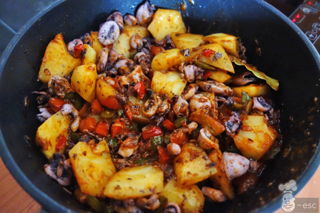 Guiso de calamares con patatas y fideos