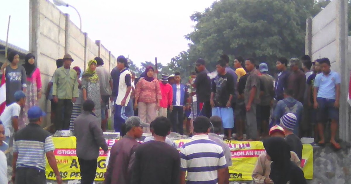 Memanas Puluhan Warga Pendosawalan Bongkar Tembok Pt Kanindo
