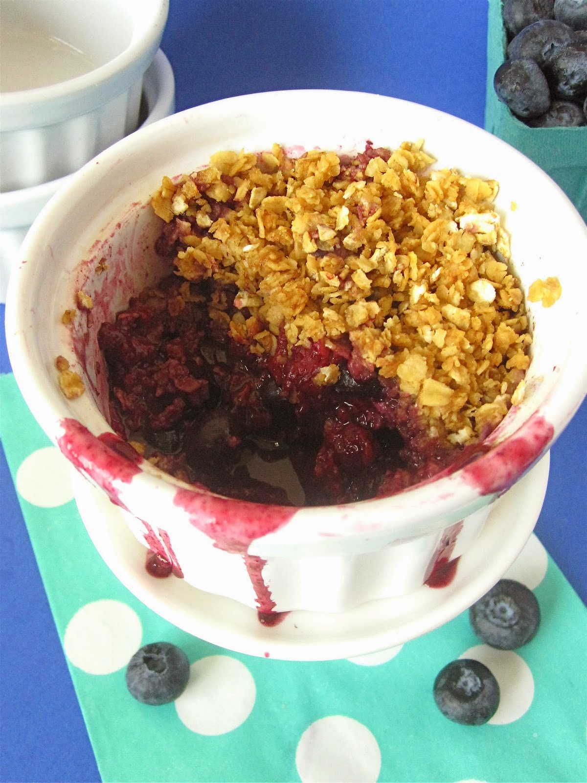 {VIDEO} 5Minute Skinny Microwave Berry Crisp in a Mug (with sugarfree