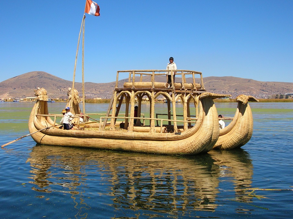 va de fibras BALSAS DE TOTORA EN EL LAGO TITICACA
