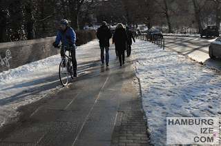 © hamburgize.com / Stefan Warda - "Geräumter Radweg" "Winterdienst" Veloroute 4 - Krugkoppelbrücke