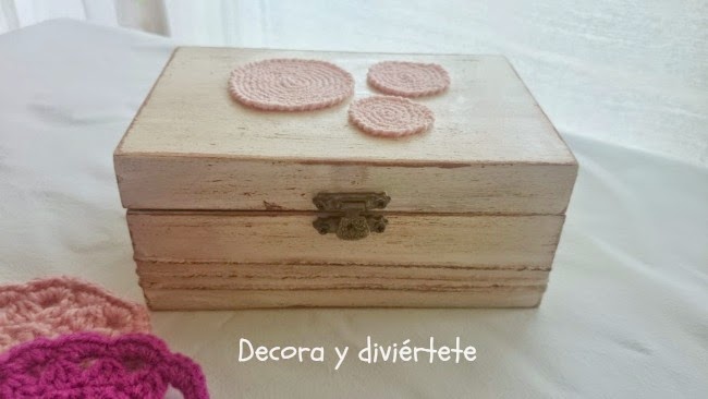 caja vintage , DIY, manualidad , decorar caja madera , pintura , crochet, ganchillo