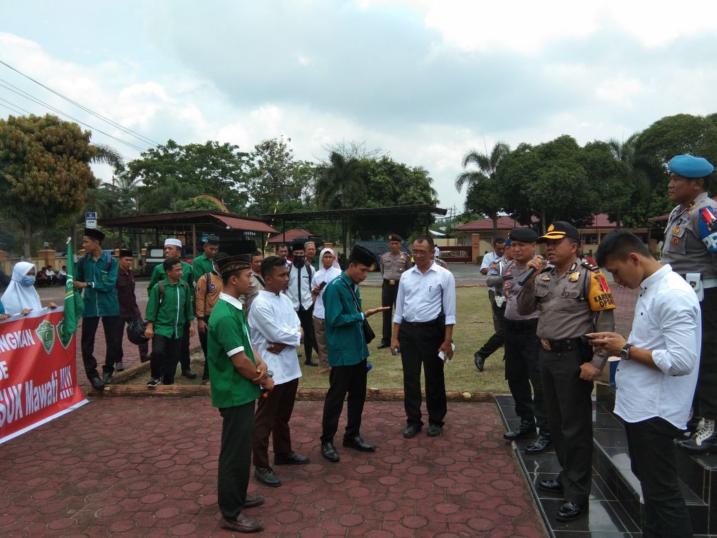 Kabag Ops Polres Asahan Kompol Marluddin menerima pengunjukrasa.