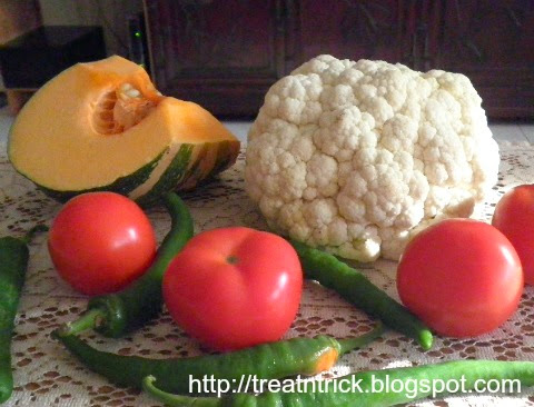 Cauliflower & Pumpkin Curry Recipe @ treatntrick.blogspot.com