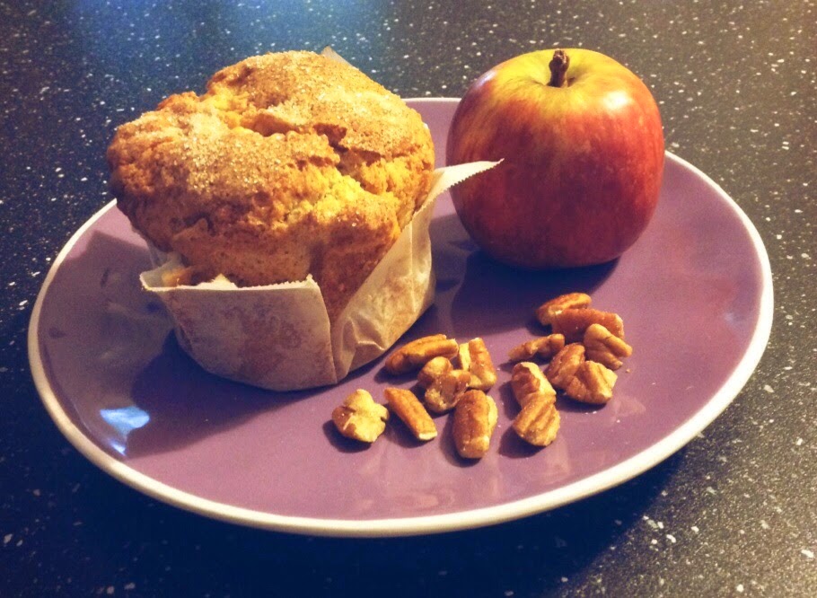 muffin con mele noci pecan e top croccante alla cannella