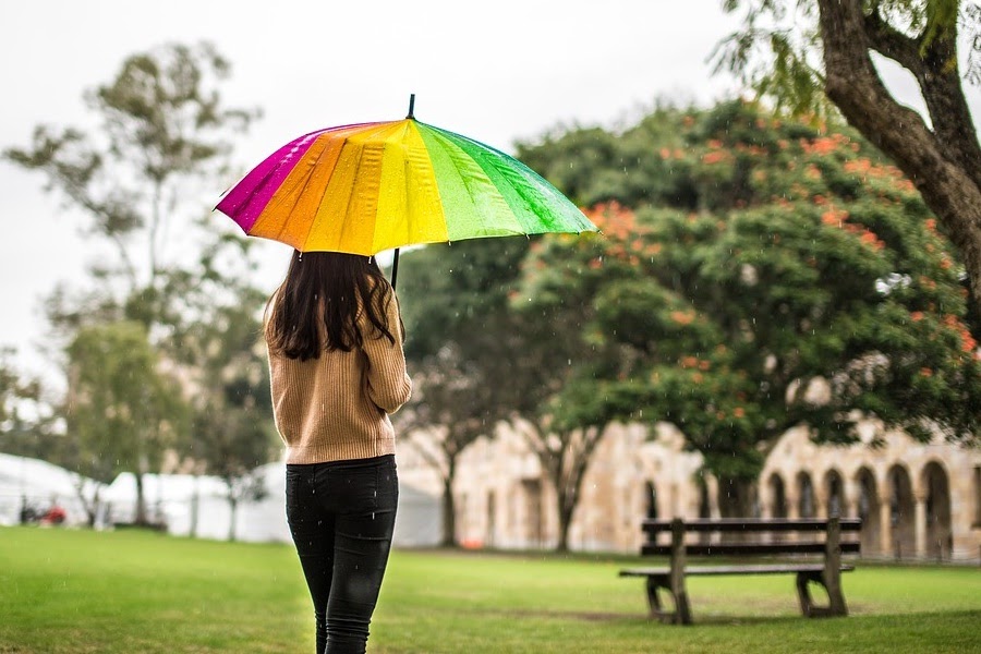 Mulher com guarda chuva colorido Mulher com guarda chuva colorido