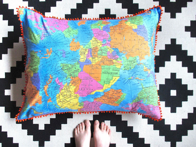 DIY - wereldkaartkussen met gehaakt randje / 'map-of-the-world'-pillow with crocheted edge