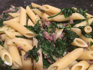 Teneri spinacini, saporita salsiccia e cremoso gorgonzola per una pasta che può essere un piatto unico