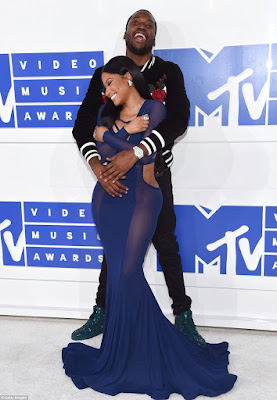 1 Nicki Minaj shows off her jaw dropping curves in a purple gown on the red carpet at the VMAs
