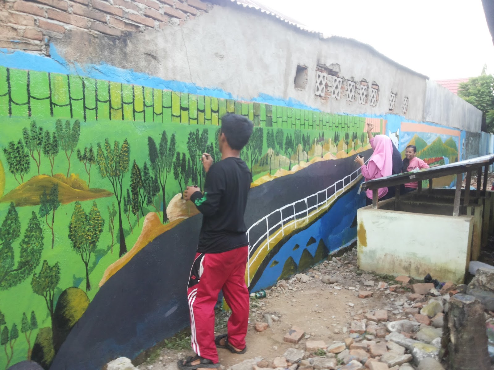Mengasah Jiwa Seni Siswa Melalui Lukisan Di Dinding Pagar Sekolah