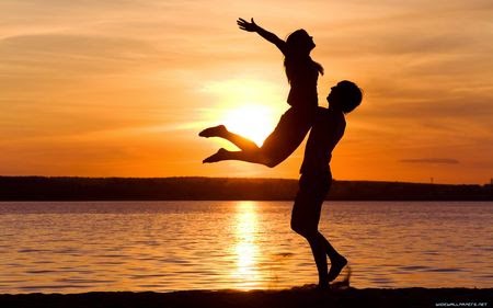đôi tình nhân lãng mạn trên biển đôi tình nhân lãng mạn trên biển
