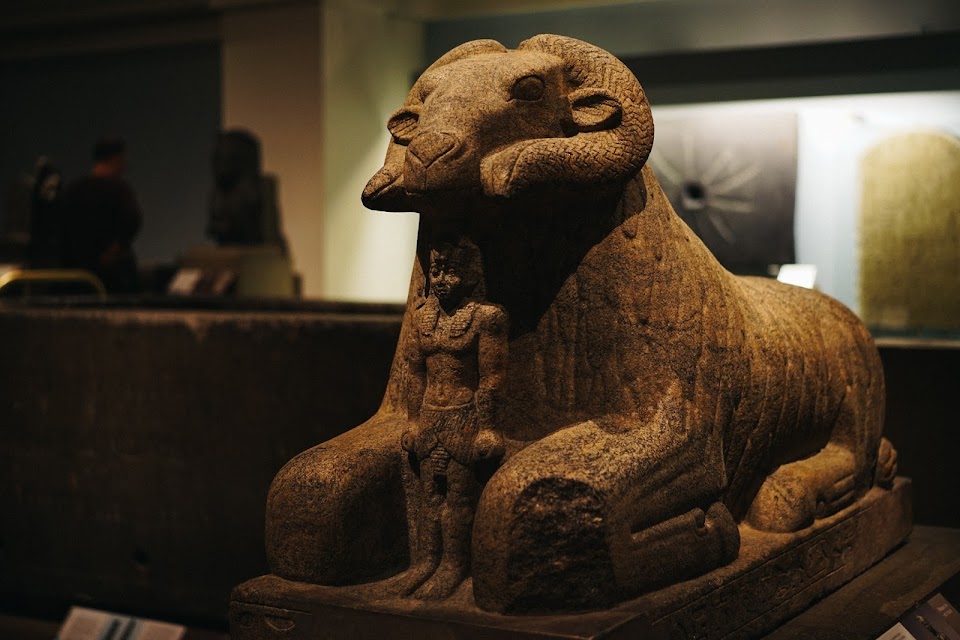 タハルカ王を守るアメン神（Granite statue of Amun in the form of a ram protecting King Taharqa）