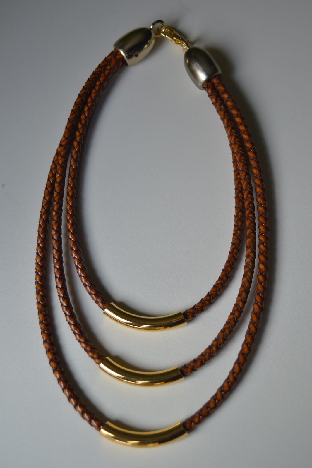 Elarca De Noha: Collar de cuero trenzado y tubos dorados!