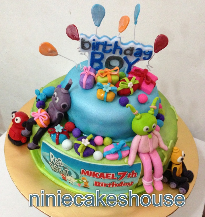 ninie cakes house: Rob the Robot fondant cake