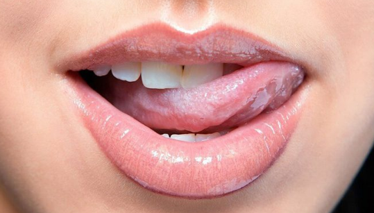 صور لسان فتاة تمد لسانها صور لسان فتاة تمد لسانها