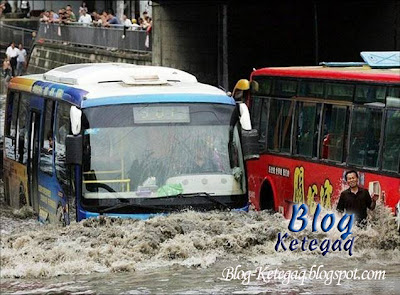 Keadaan bas ketika banjir di China