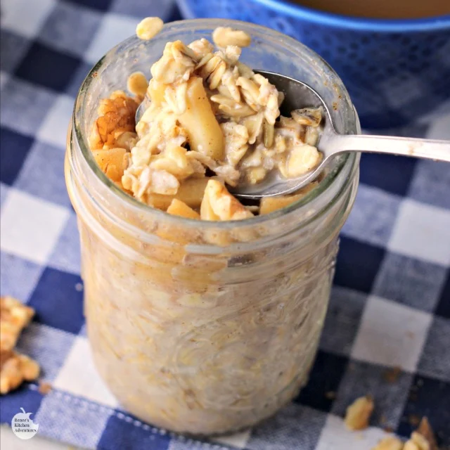 Caramel Apple Overnight Oats | by Renee's Kitchen Adventures - easy recipe for caramel apple flavored no bake oatmeal perfect for breakfast on-the-go! #SilkSiptoSpoon ad #RKArecipes