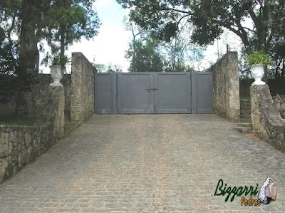 Execução do muro de pedra com o portão de ferro, o calçamento de pedra paralelepípedo em sítio em Bragança Paulista-SP.