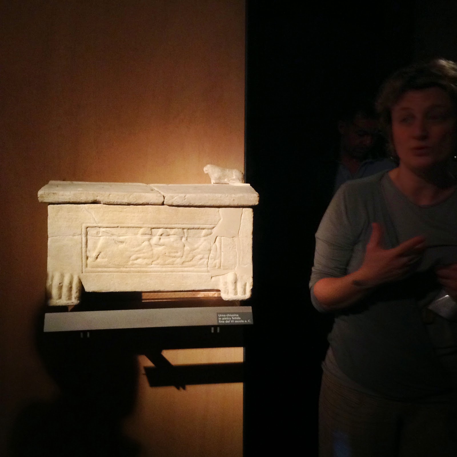 Museo Archeologico di Siena: urnetta in pietra fetida