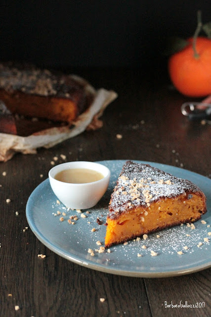 Torta con la zucca, amaretti e glassa al cioccolato bianco