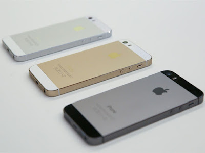 Spek Apple Iphone 5 64GB Spek Apple Iphone 5 64GB Sobat gadget semua sudah mengenal perusahaan terkenal dengan merek Apple ini, perusahaan tersebut tidak hentinya meluncurkan produk smartphone terbaru untuk menarik para pengguna ponsel pintar di dunia. Perusahaan dengan merek Apple ini tidak hanya memproduksi smartphone saja, melainkan laptop dengan merek Apple juga diluncurkan demi memenihi kebutuhan masyarakat dunia dan masih banyak juga yang lainnya. Pada kesempatan ini kami akan membahas salah satu smartphone yang diberi nama Apple Iphone 5 64GB yang telah lama diluncurkan oleh perusahaan ternama ini. Hp Apple Iphone 5 64GB ponsel pintar yang memiliki fitur sesuai dengan apa yang kita inginkan. Handpone ini merupakan smartphone yang paling tipis dan paling ringan yang dilapisi oleh alumunium sehingga membuatnya lebih kokoh sekaligus elegan. Ketebalan yang dimiliki oleh iphone 5 ini 7.6 mm, karena handpone ini lebih kecil dari yang lain maka apple menciptaka simcard yang ukurannya lebih kecil dari sebelumnya yaitu nano-SIM. Untuk baterai yang dimiliki iphone 5 ini meskipun tipis tetapi daya tahan cukup lama, selain itu kecepatan data yang dimiliki lebih cepat dari sebelumnya. IPhone 5 mendukung banyak jaringan seluruh dunia termasuk HSPA, HSPA+ dan DC-HSPA. browsing, download dan streaming