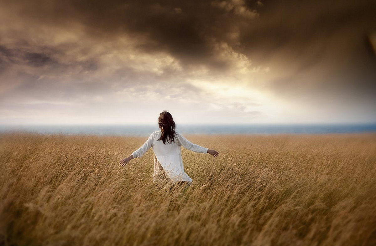Женщины в поле. Девушка убегает в поле. Девушка бежит по полю. Фотосессия в пшеничном поле. Навстречу ветру песня росс
