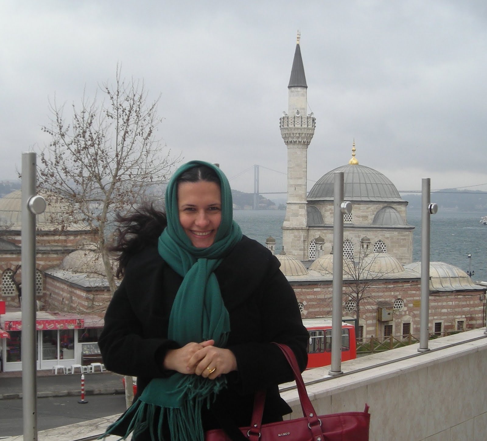 HAYAT CESURLARI VE POZİTİFLERİ SEVER Üşüdüm Üşüdüm, Daldan Elma Düşürdüm