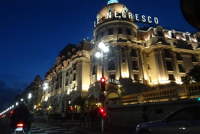 Hotel Le Negresco in Nizza bei Nacht, Autos, Ampel