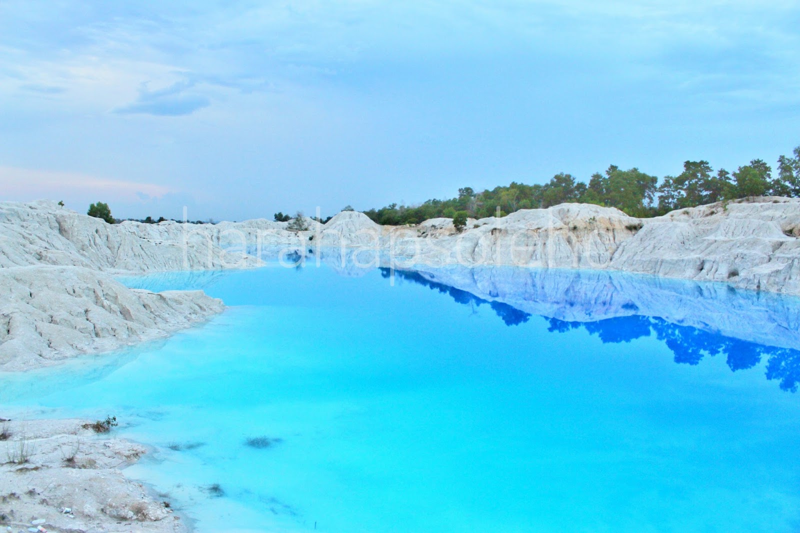 Danau Kaolin Air Biru Cantik di Bangka Selatan - Pejalan single