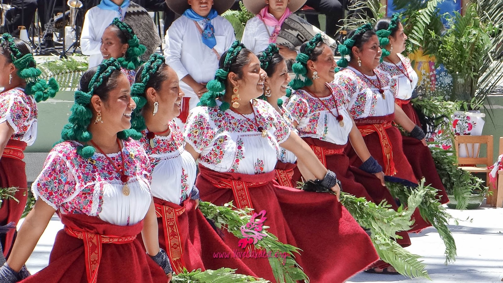 Resultado de imagen para festividades guelaguetza puerto escondido