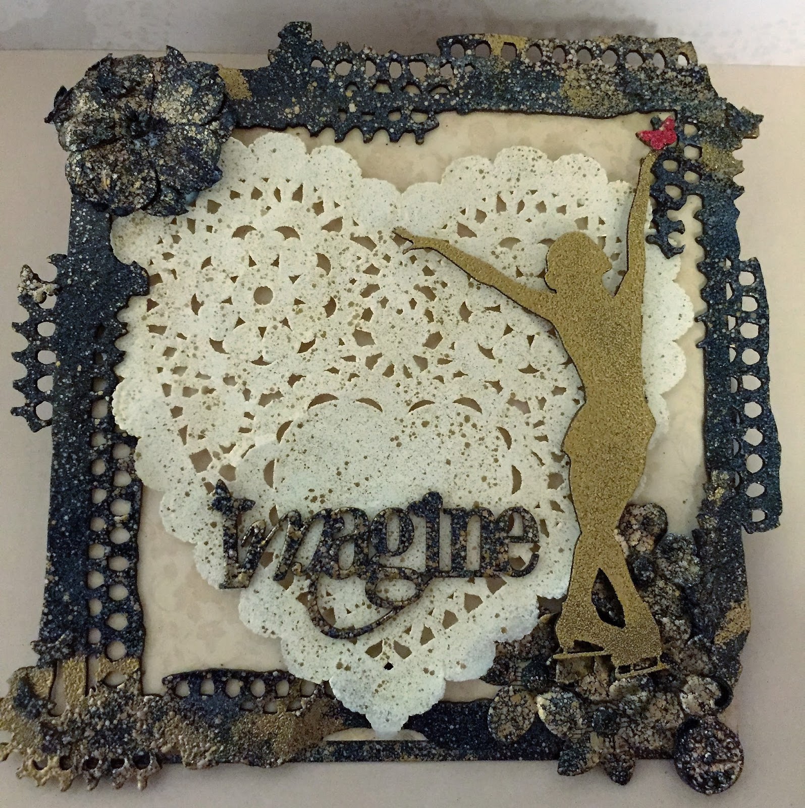 Scrappiness Embossing og chipboard.