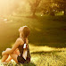 Красоту сидели люди. Девушка в солнечных лучах. Девочка сидит на траве. Девушка в солнечных лучах спиной. Красивые девушки на природе летом.