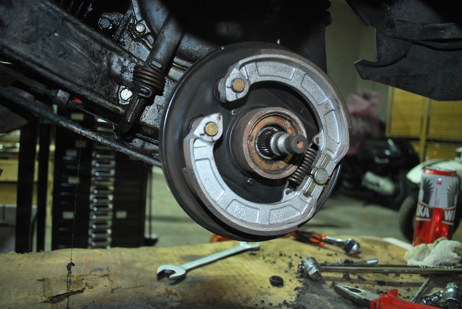 Vespa PX 125 E Restoration Rear drum brake cleaning