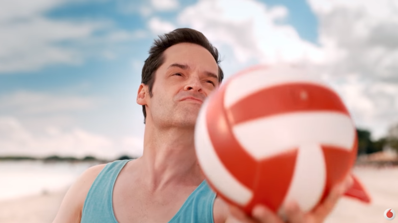 Foto spot Vodafone Sei Lentissimo pallavolo con modella bionda e attore