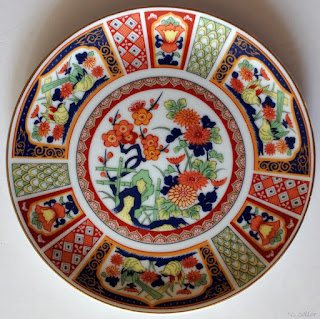Ett stort fat i Imari-stil och tre väggfat ca 90-tal.