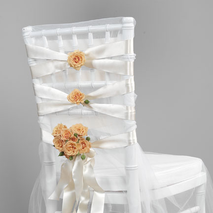 cadeiras decoradas para a festa de casamento