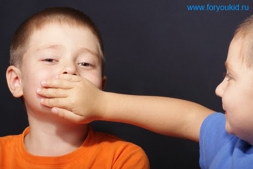  Изображение мальчиков - один закрывает рот другому, чтобы не слышать скрип зубов