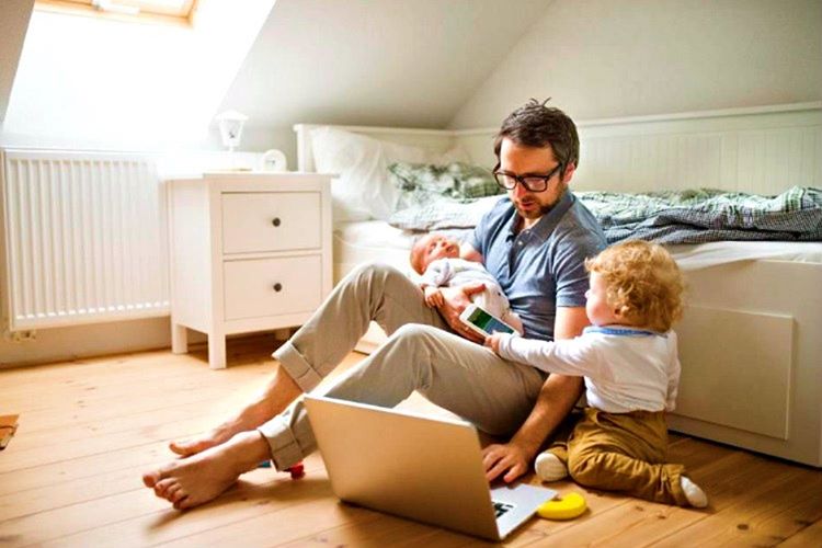Birçok çalışan baba çocuklarına vakit ayırabilmek için işlerini evden halletmektedir.