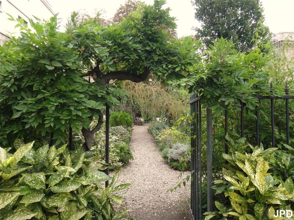 Parisbiseart Le jardin du presbytère de SaintFrançoisXavier