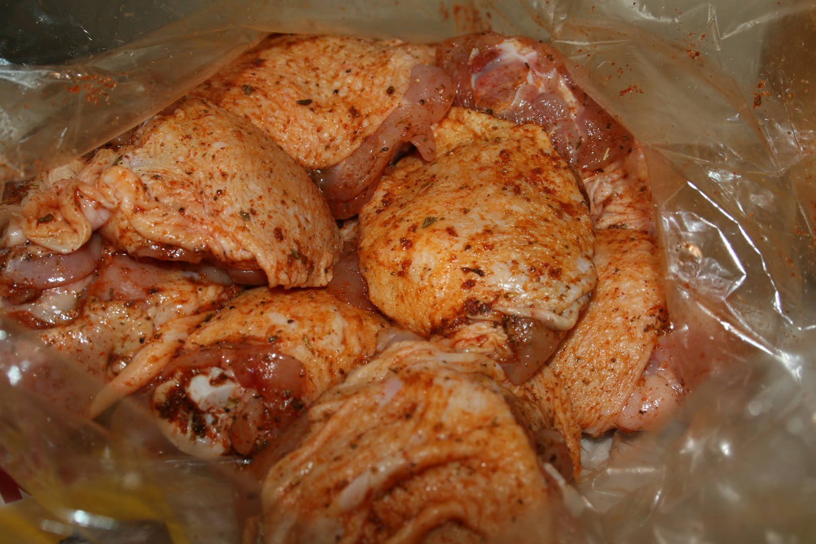 Курица запеченная в рукаве в духовке. Курица в рукаве для запекания. Пакет для запекания курицы. Курочка в пакете для запекания.