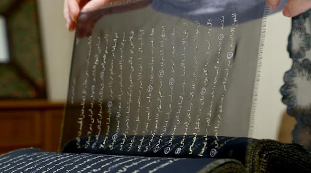 MasyaAllah Indahnya Al Qur`an dengan Lembaran Sutra Bertinta Emas MasyaAllah Indahnya Al Qur`an dengan Lembaran Sutra Bertinta Emas