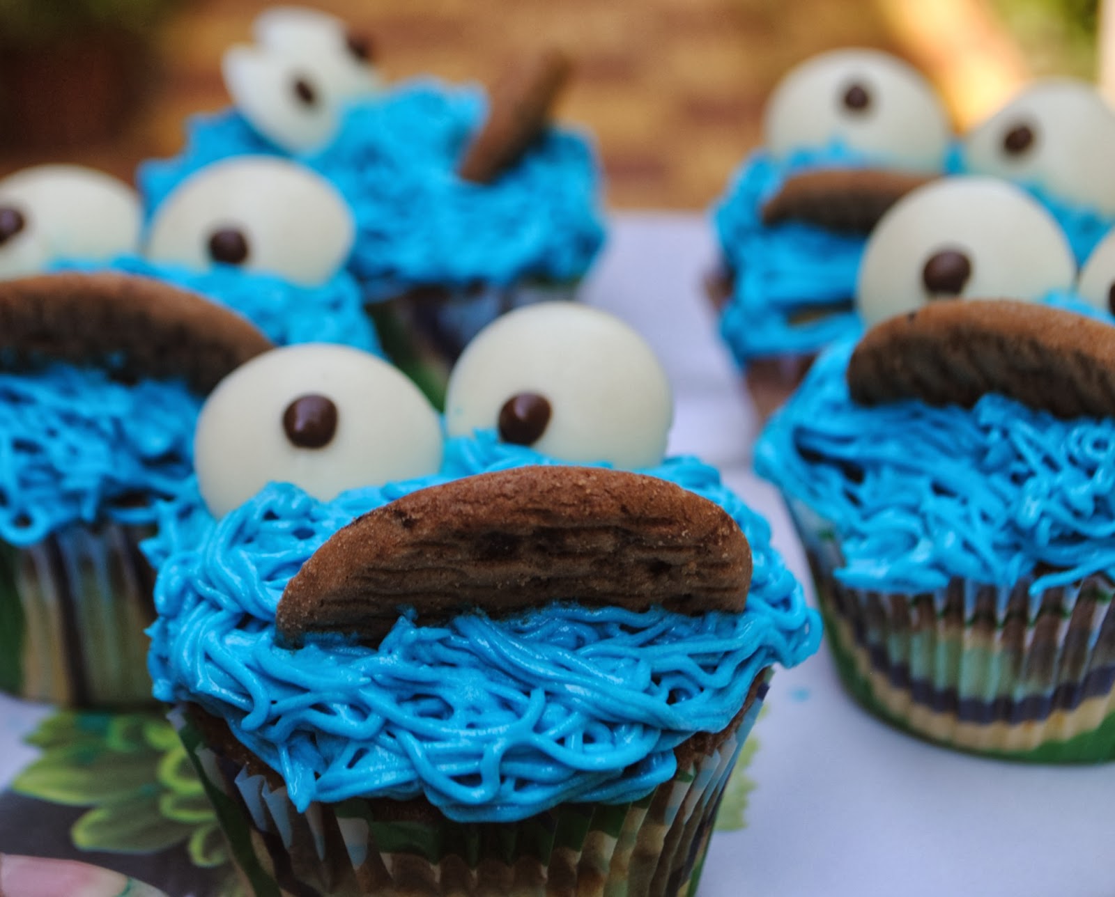 The Compulsive Baker : Cookie Monster Cupcakes