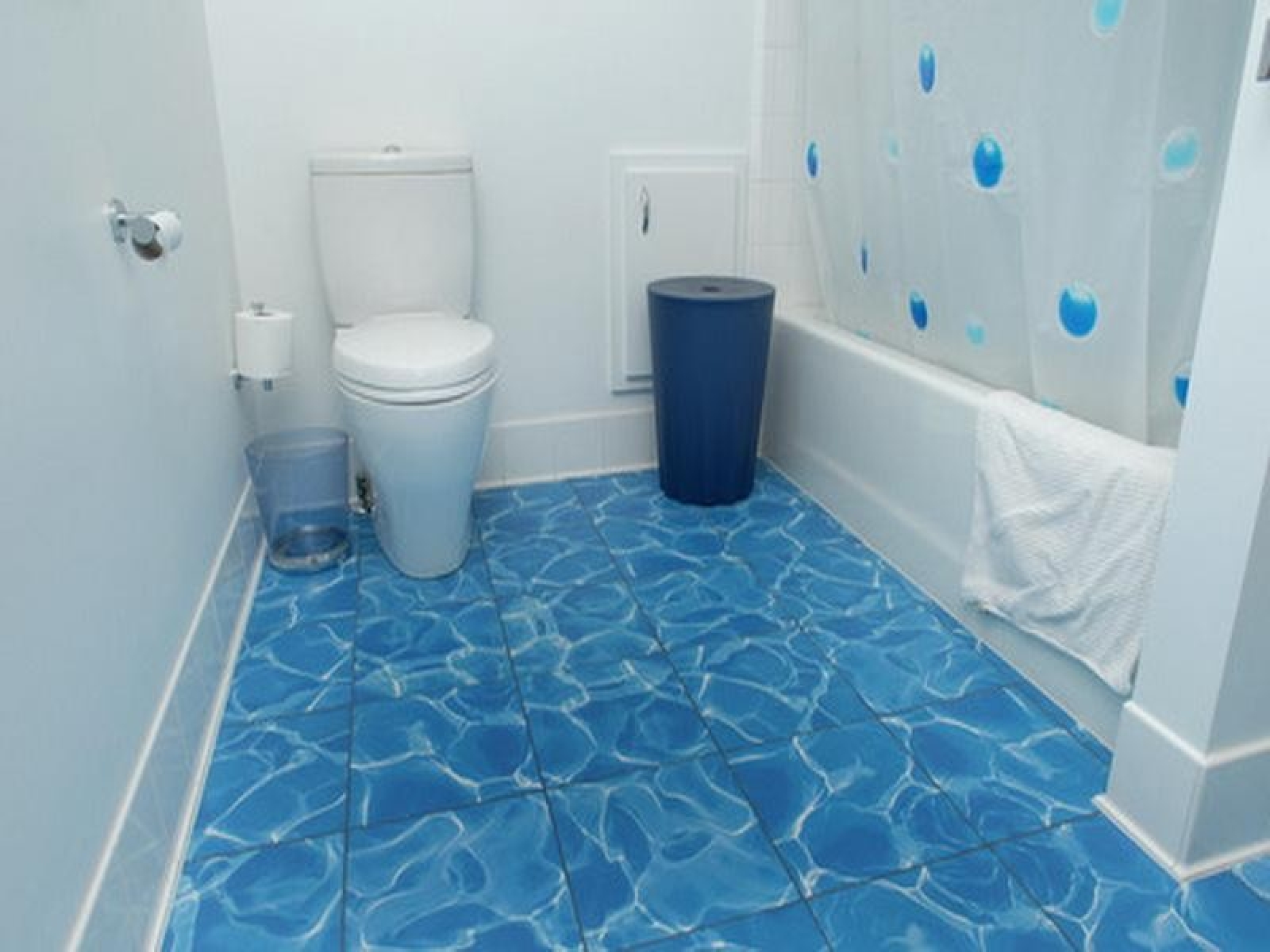 Чем можно покрыть ванную комнату. Напольные покрытия для ванной и туалета. Пол в синюю ванную комнату. Покрытие для пола в туалете. Плитка для пола в ванной.