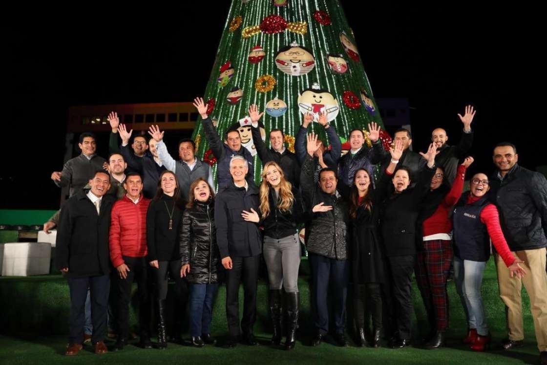 Teotihuacan en línea Alfredo Del Mazo y su esposa encienden árbol de